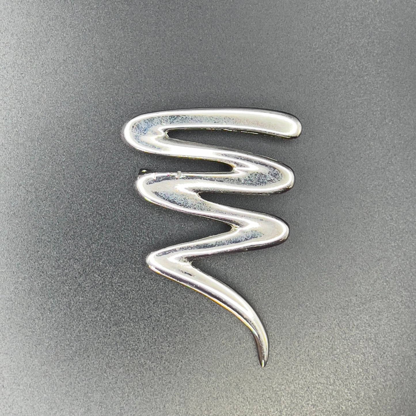 Vintage Novelty Silver-Toned Brooch Pin In a Zig-Zag Design