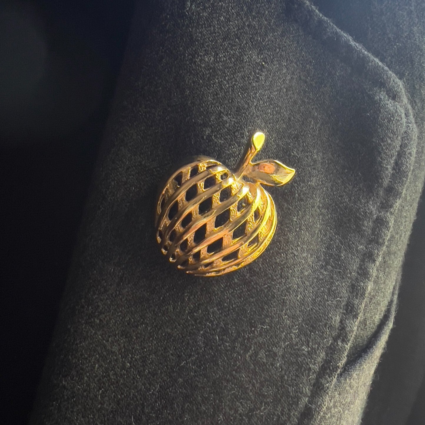 Vintage Apple Shape Brooch Gold-Toned Woven Pin