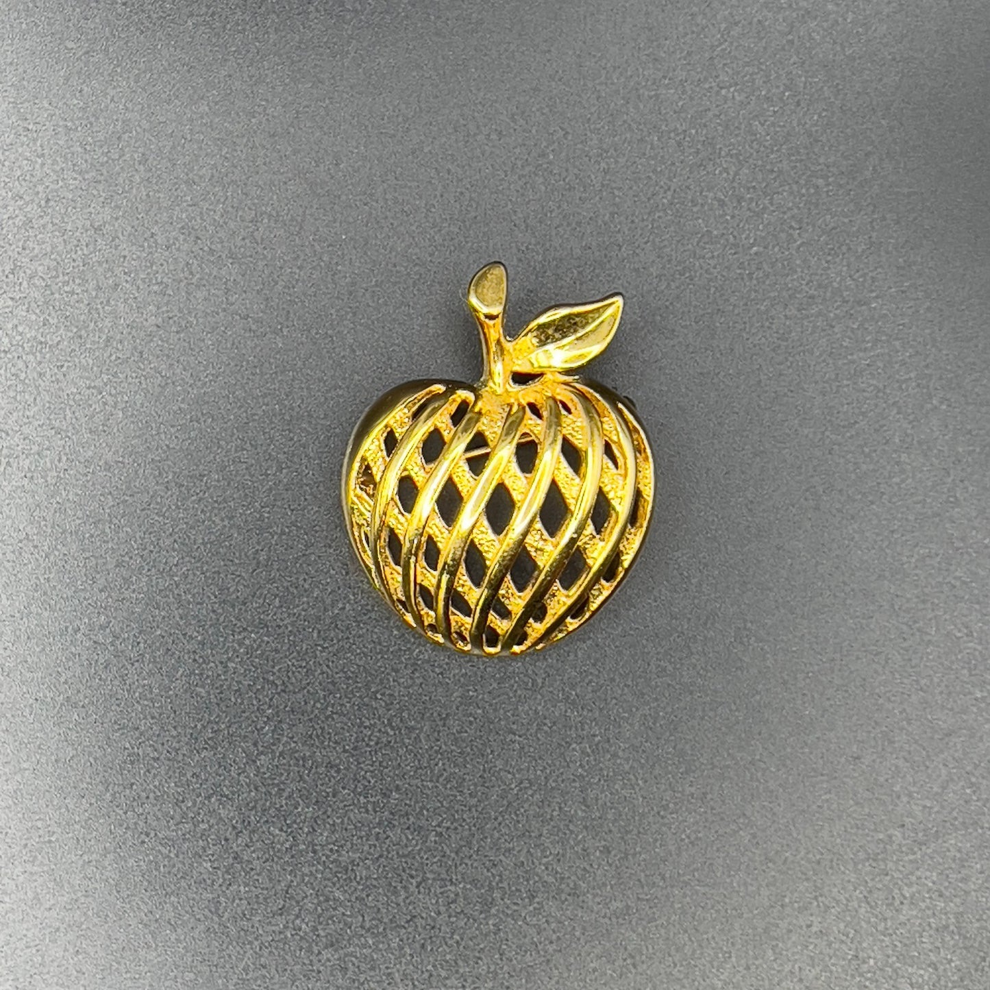 Vintage Apple Shape Brooch Gold-Toned Woven Pin