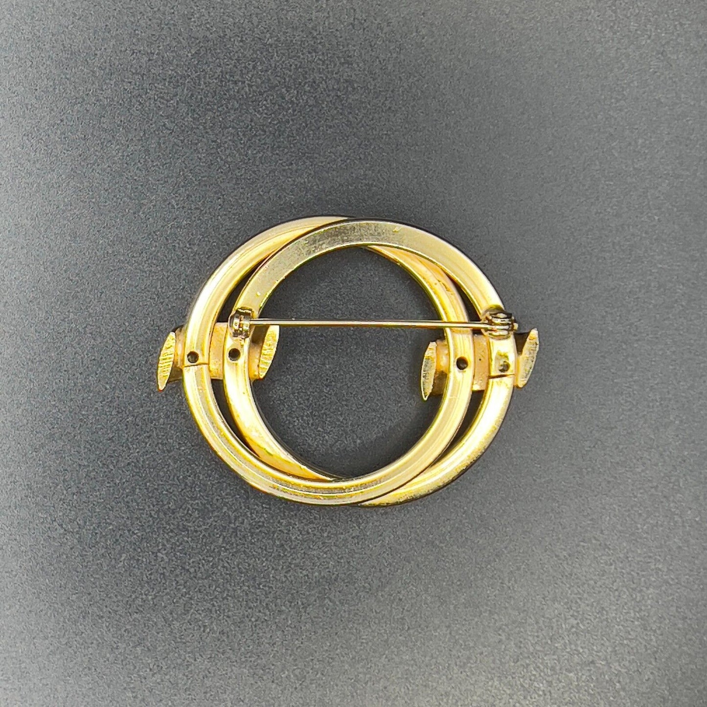 Vintage Shinny Spiral Oval Modernist Gold-Toned Knot Brooch Pin