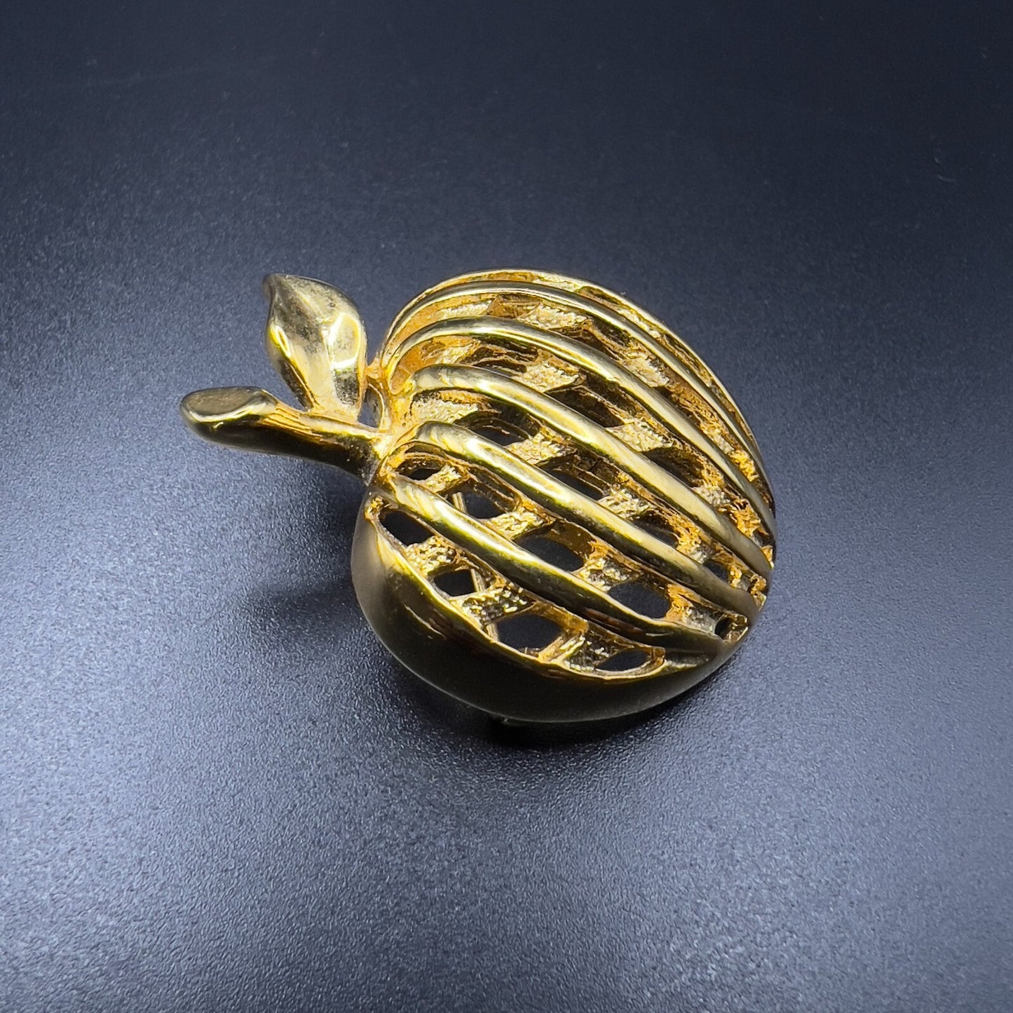 Vintage Apple Shape Brooch Gold-Toned Woven Pin