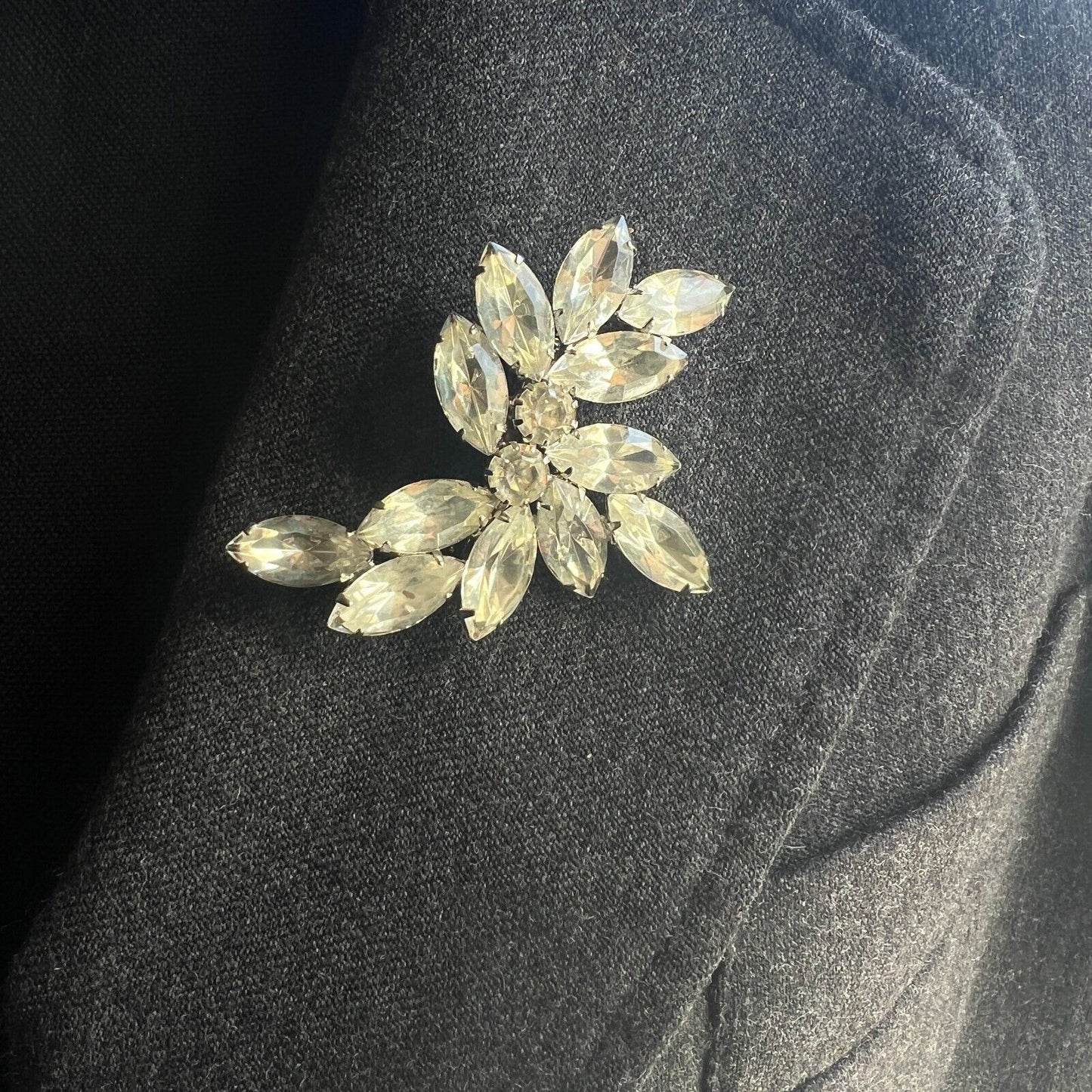 Vintage Silver-Toned w Elegant Clear Rhinestones Sparkling Brooch Pin