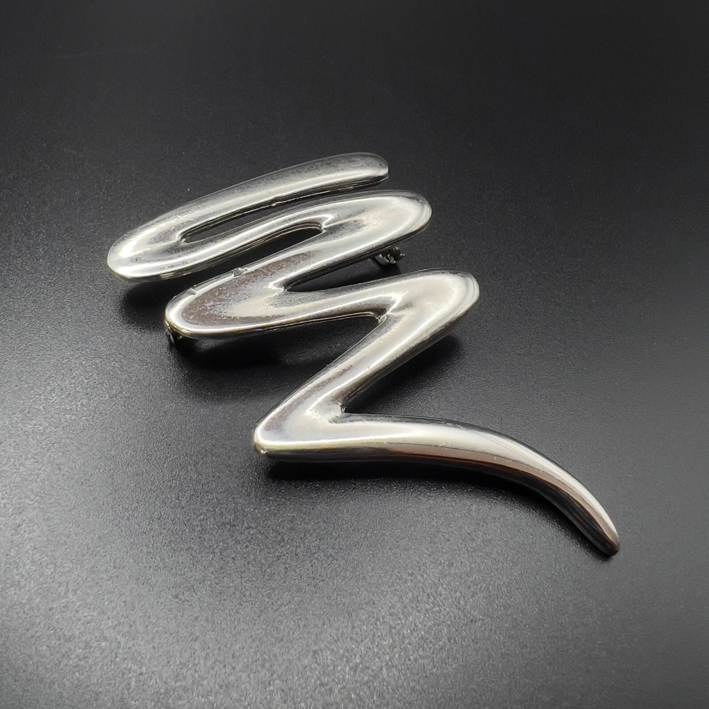 Vintage Novelty Silver-Toned Brooch Pin In a Zig-Zag Design