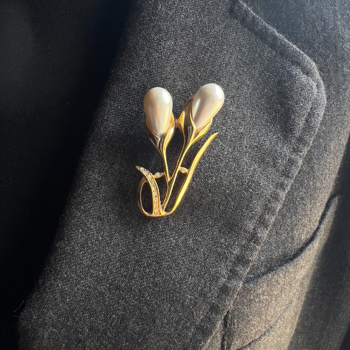 Vintage Gold-Toned Flowers On A Stem w Faux Pearl & Clear Rhinestones Brooch Pin