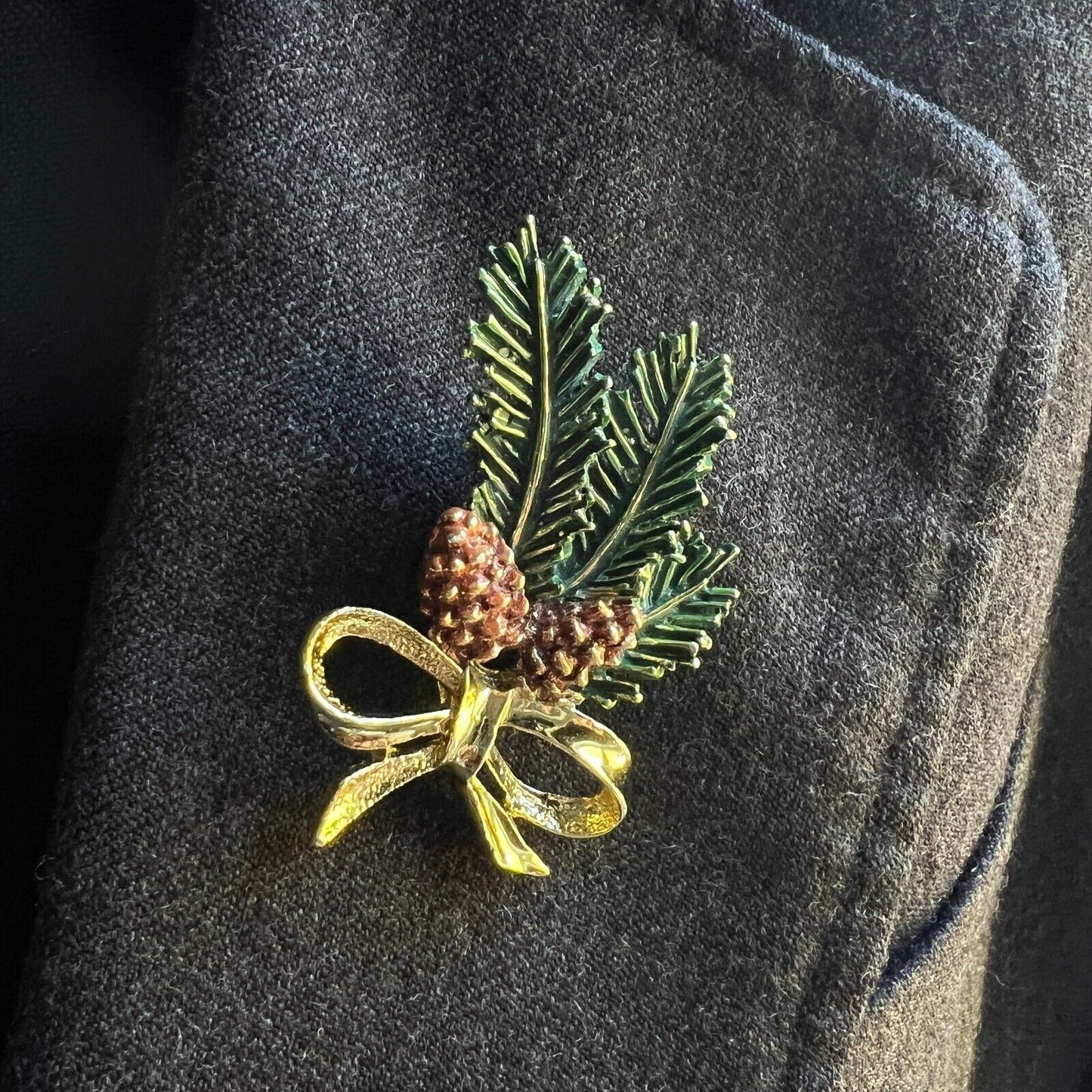 Vintage Signed Gerry's Green Pine Leaves w Brown Pinecones & Gold Bow Brooch Pin