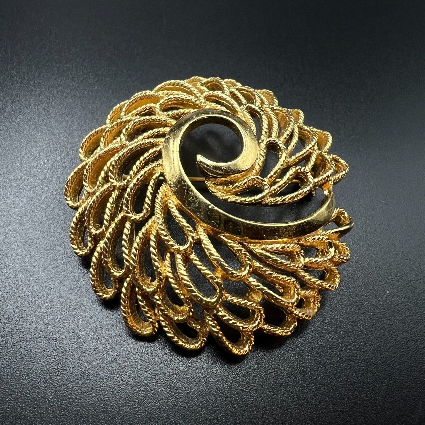 Vintage Signed Trifari Gold-Toned Brushed Modern Design Pretty Brooch Pin