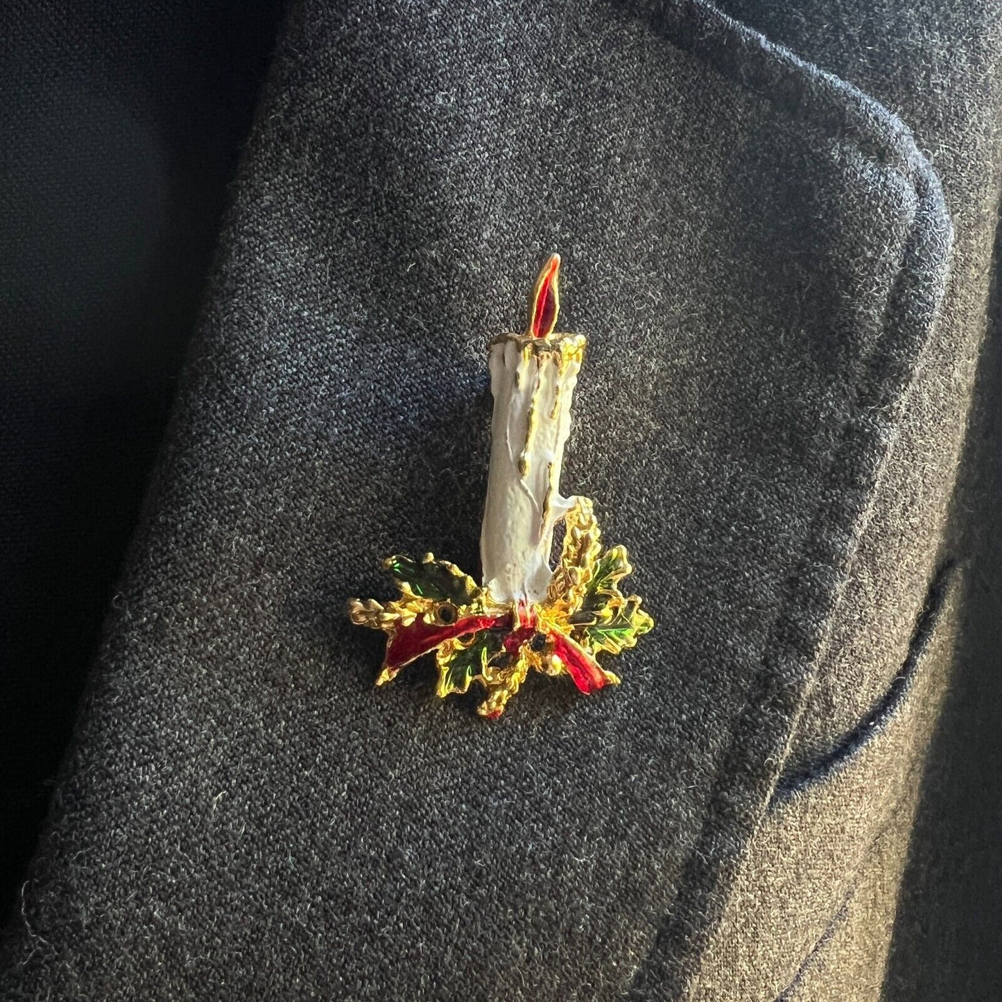 Vintage Novelty Gold & White-Toned Christmas Candle with Green Leaves Brooch Pin