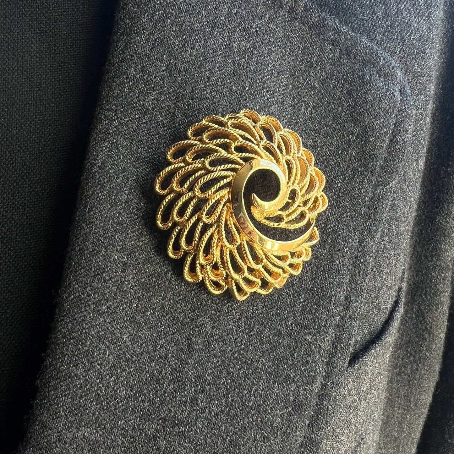 Vintage Signed Trifari Gold-Toned Brushed Modern Design Pretty Brooch Pin