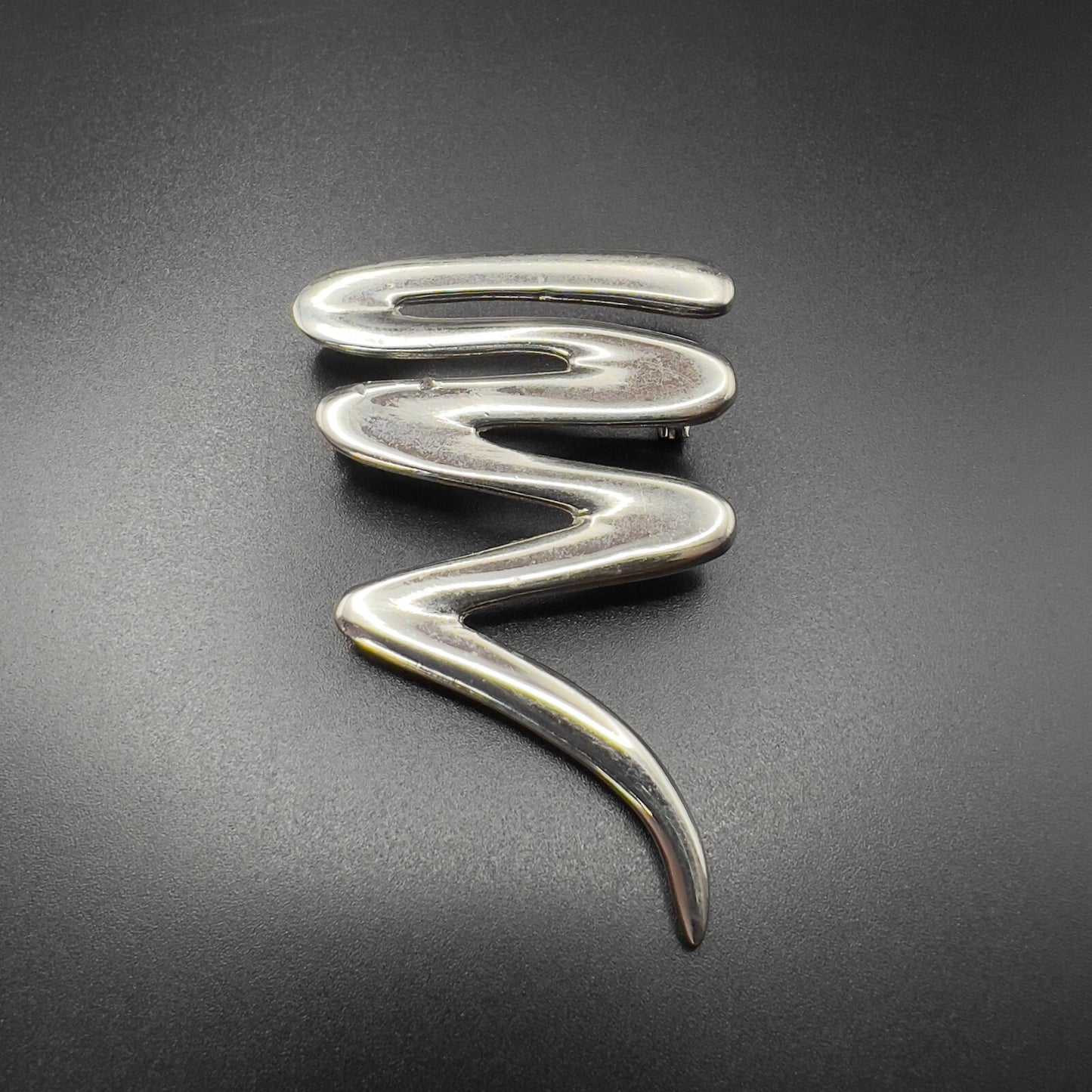 Vintage Novelty Silver-Toned Brooch Pin In a Zig-Zag Design