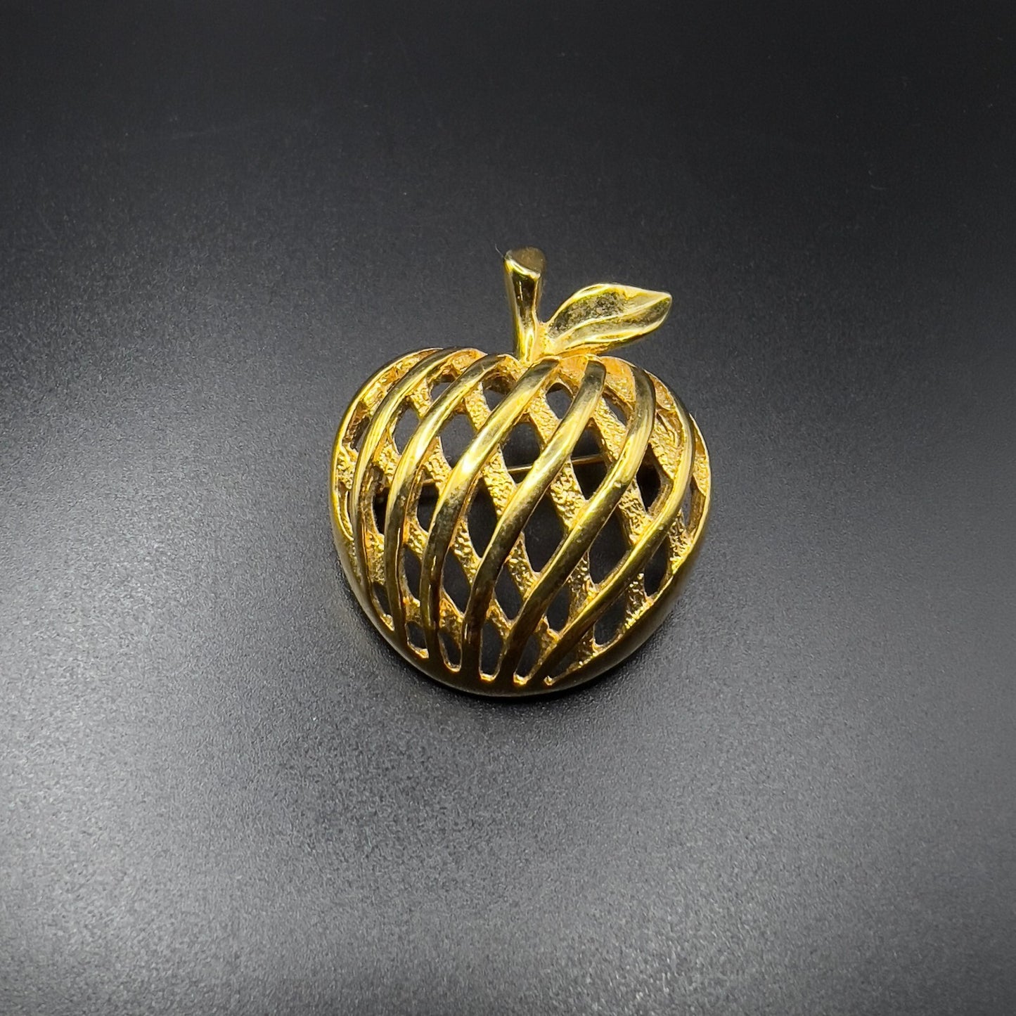 Vintage Apple Shape Brooch Gold-Toned Woven Pin