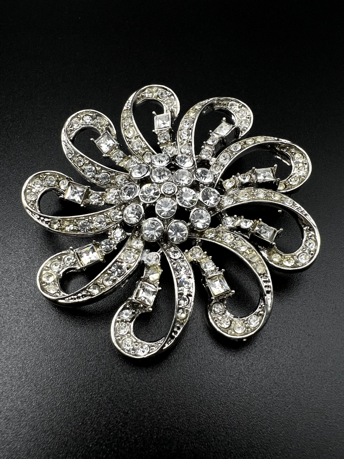 Dazzling Rhinestone Women's Brooches & Pins. Bouquet, Floral, Oval, Crown