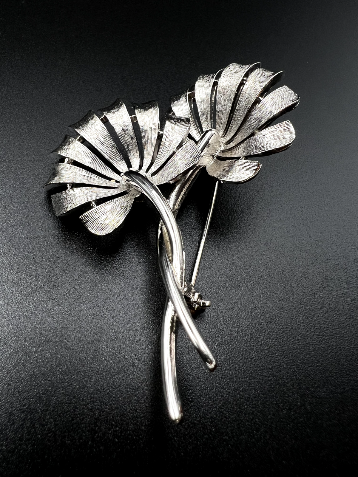 Vintage Signed JJ Vintage Silver-Toned Two Leaves Brooch Pin