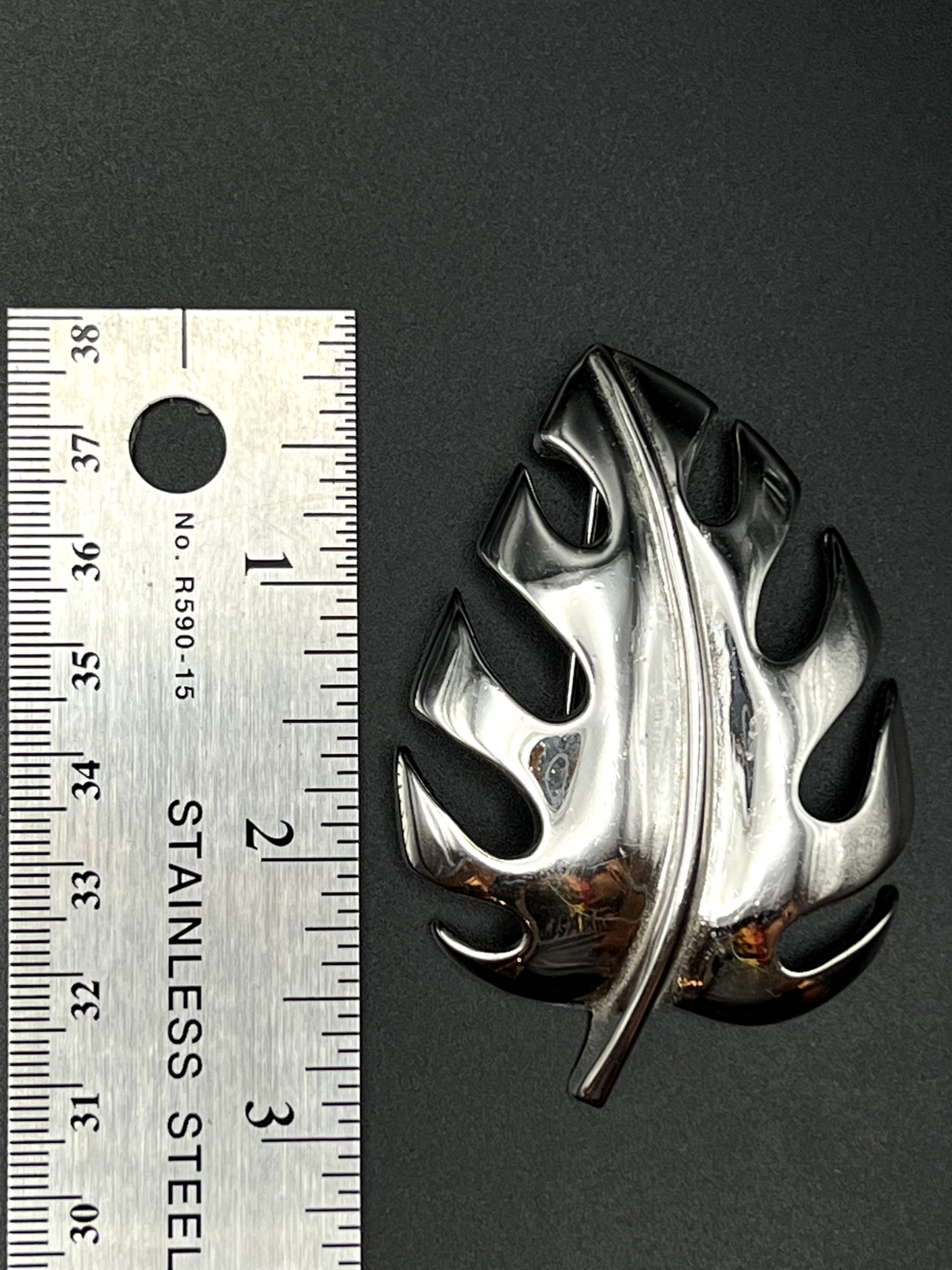 "TRIFARI vintage leaf brooch pin size reference 2.75 x 2 inches"
