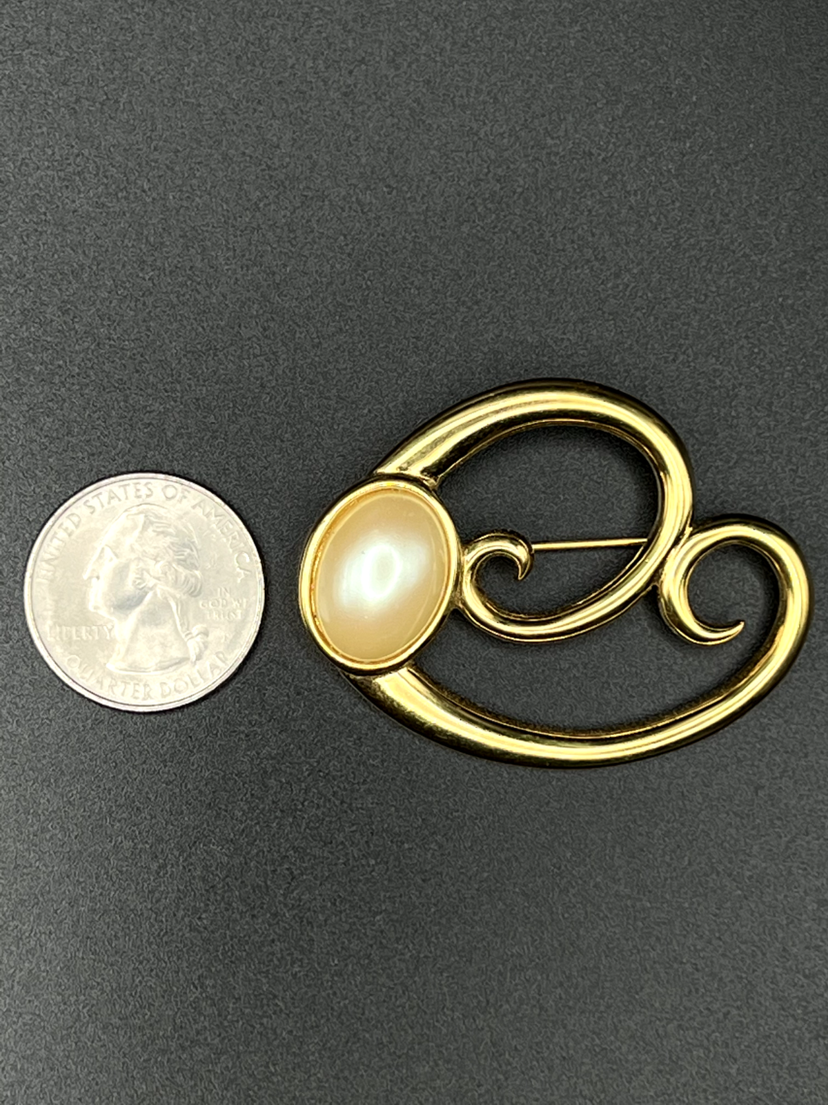 Vintage Monet Signed Gold Toned With A Large Flat Pearl Bead Brooch Pin