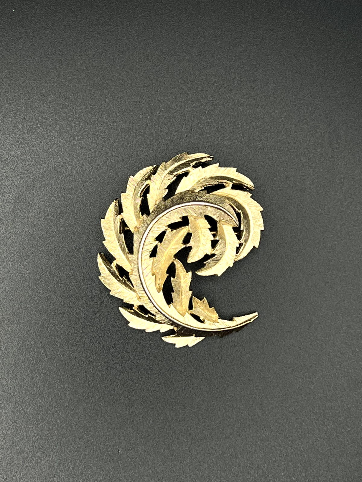 Vintage Signed CROWN TRIFARI gold-toned curled leaf Brooch Pin