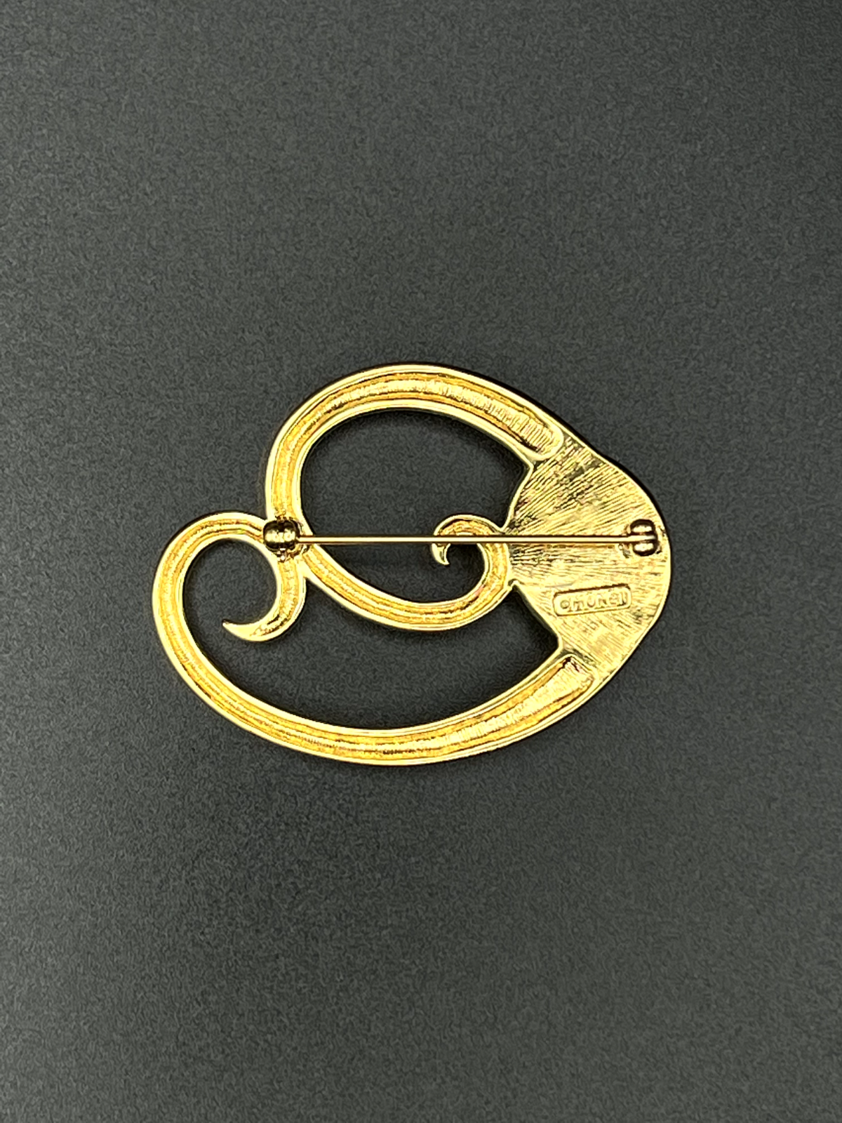 Vintage Monet Signed Gold Toned With A Large Flat Pearl Bead Brooch Pin