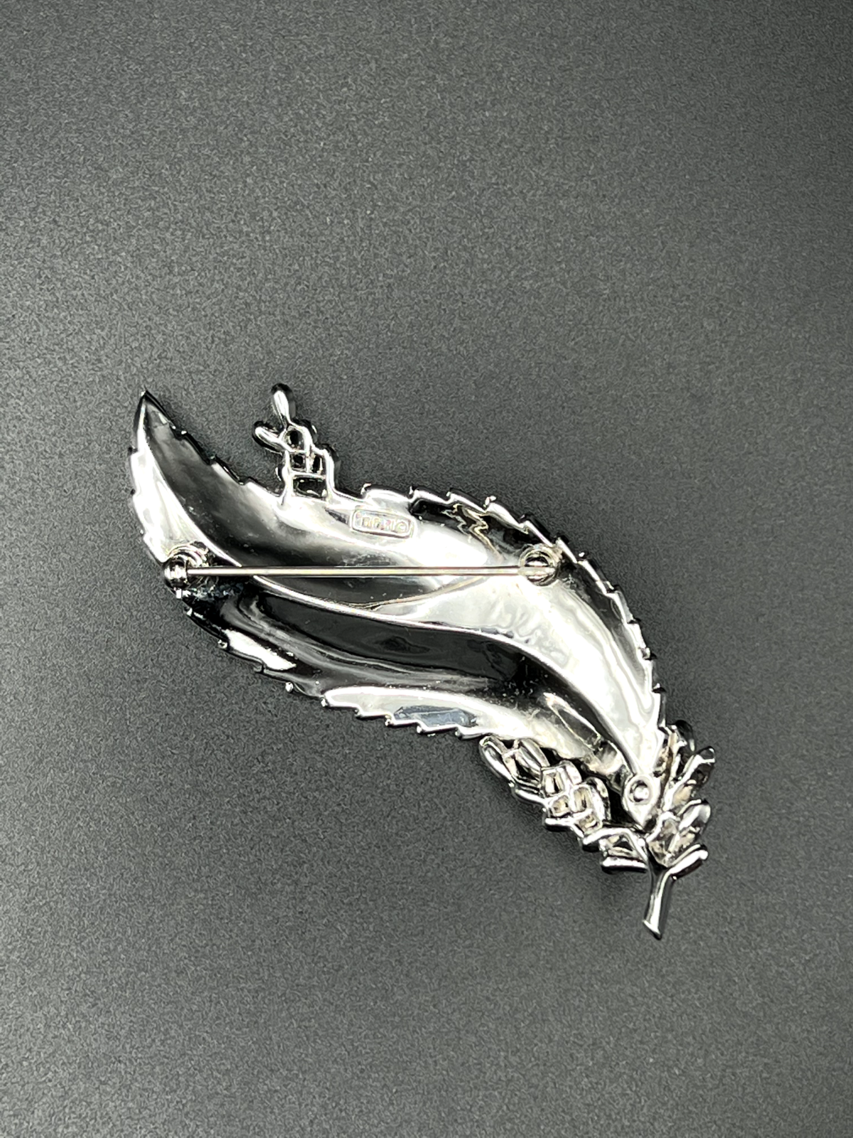 Vintage Stunning CROWN TRIFARI Sliver-Toned Leaf With Berries Brooch Pin