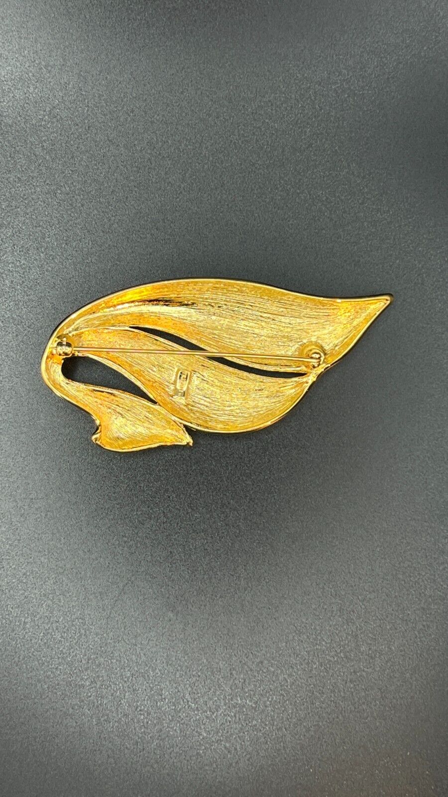 Vintage Beautiful Large Signed TRIFARI Gold-Toned Leaf Brooch Pin