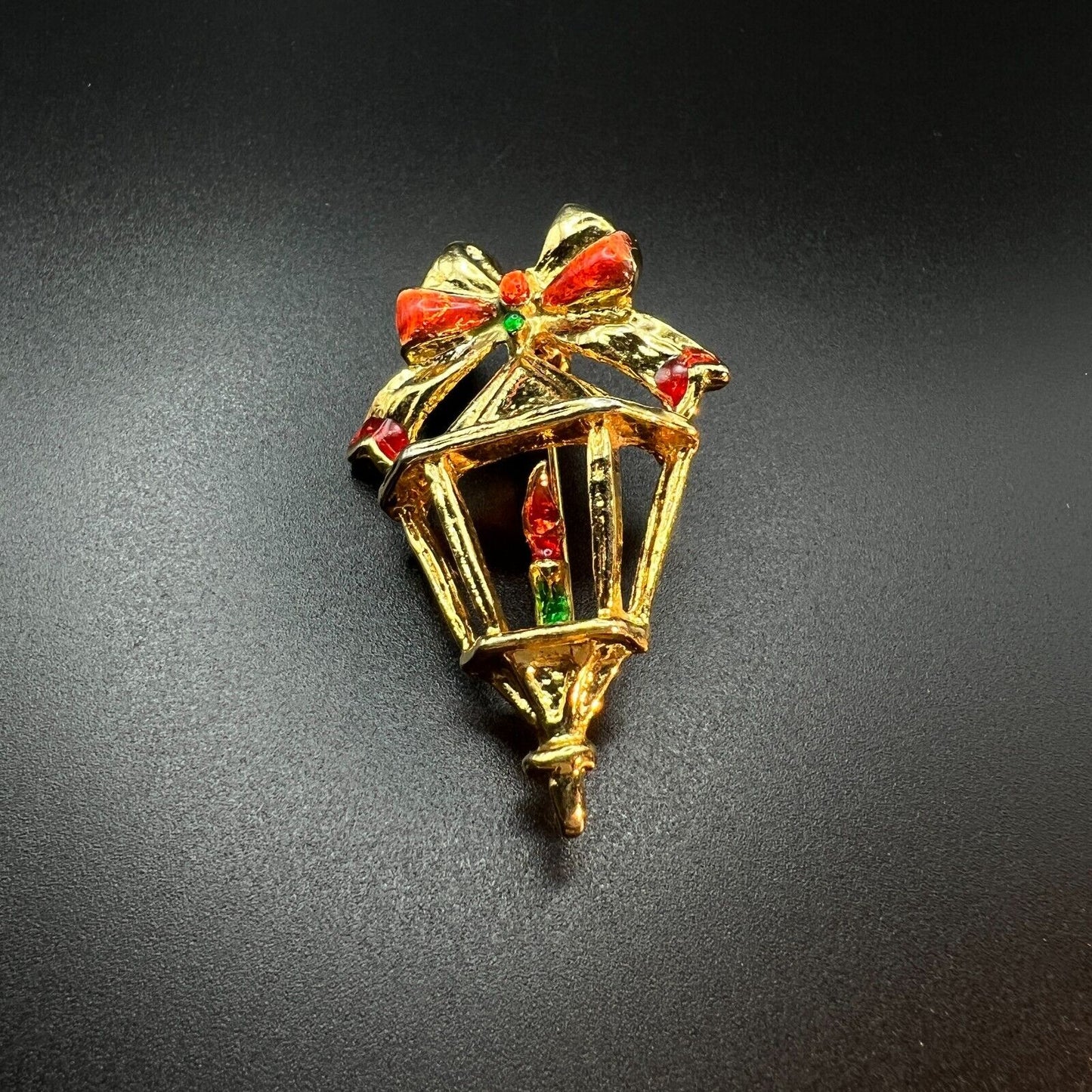 Vintage Pretty Novelty Gold-Toned Lantern w a Candle & Red/Gold Bow Brooch Pin