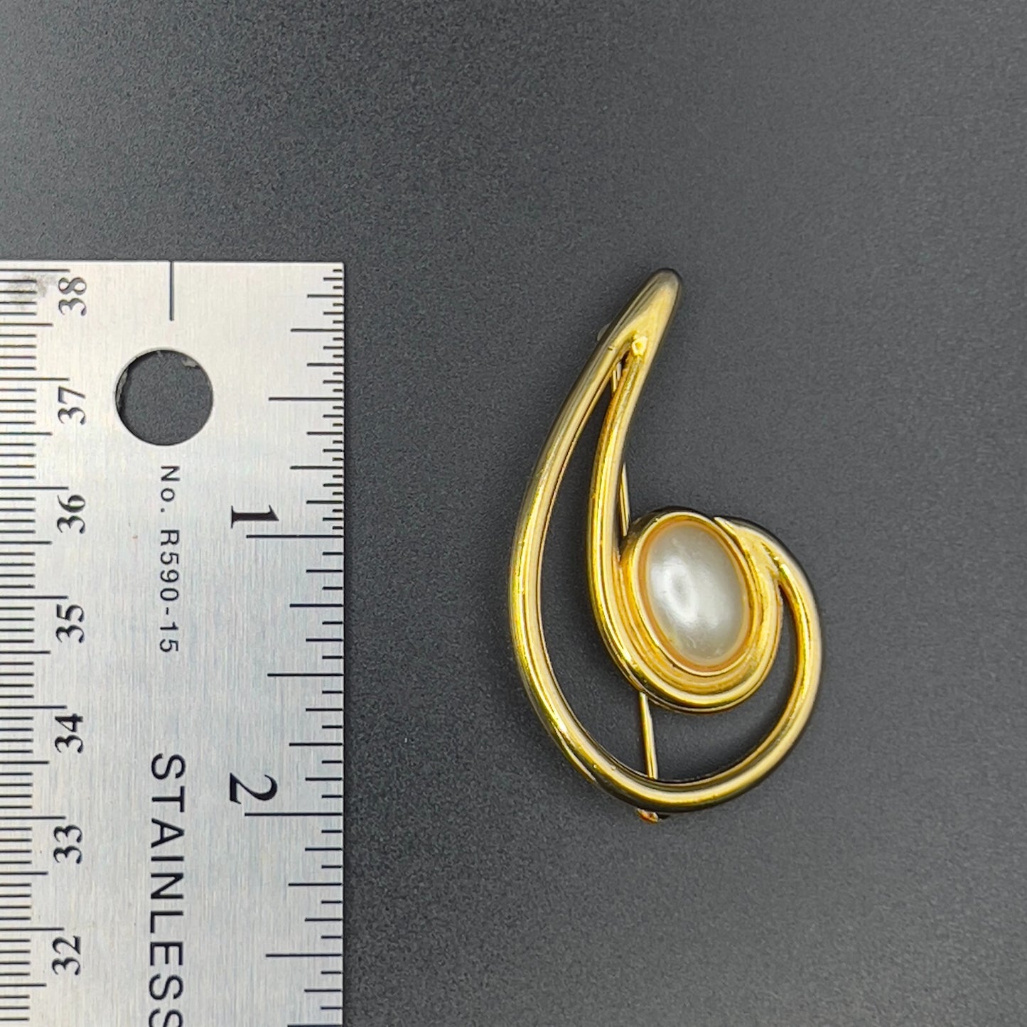 Vintage Tear Drop Brooch Openwork Gold-Toned & Faux Pearl Pin