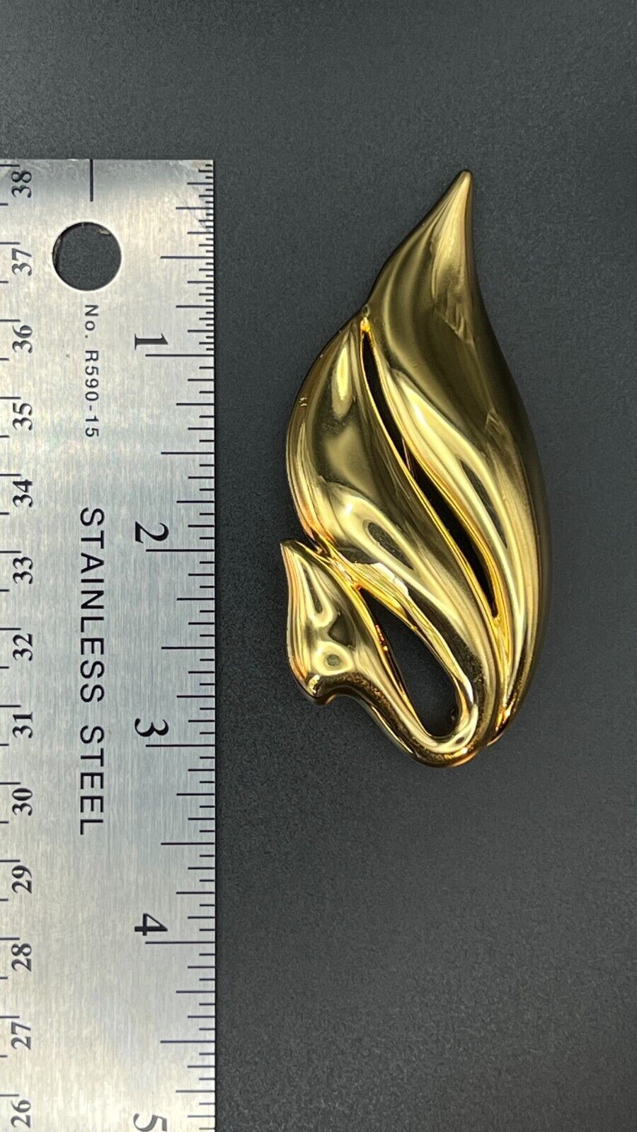 Vintage Beautiful Large Signed TRIFARI Gold-Toned Leaf Brooch Pin