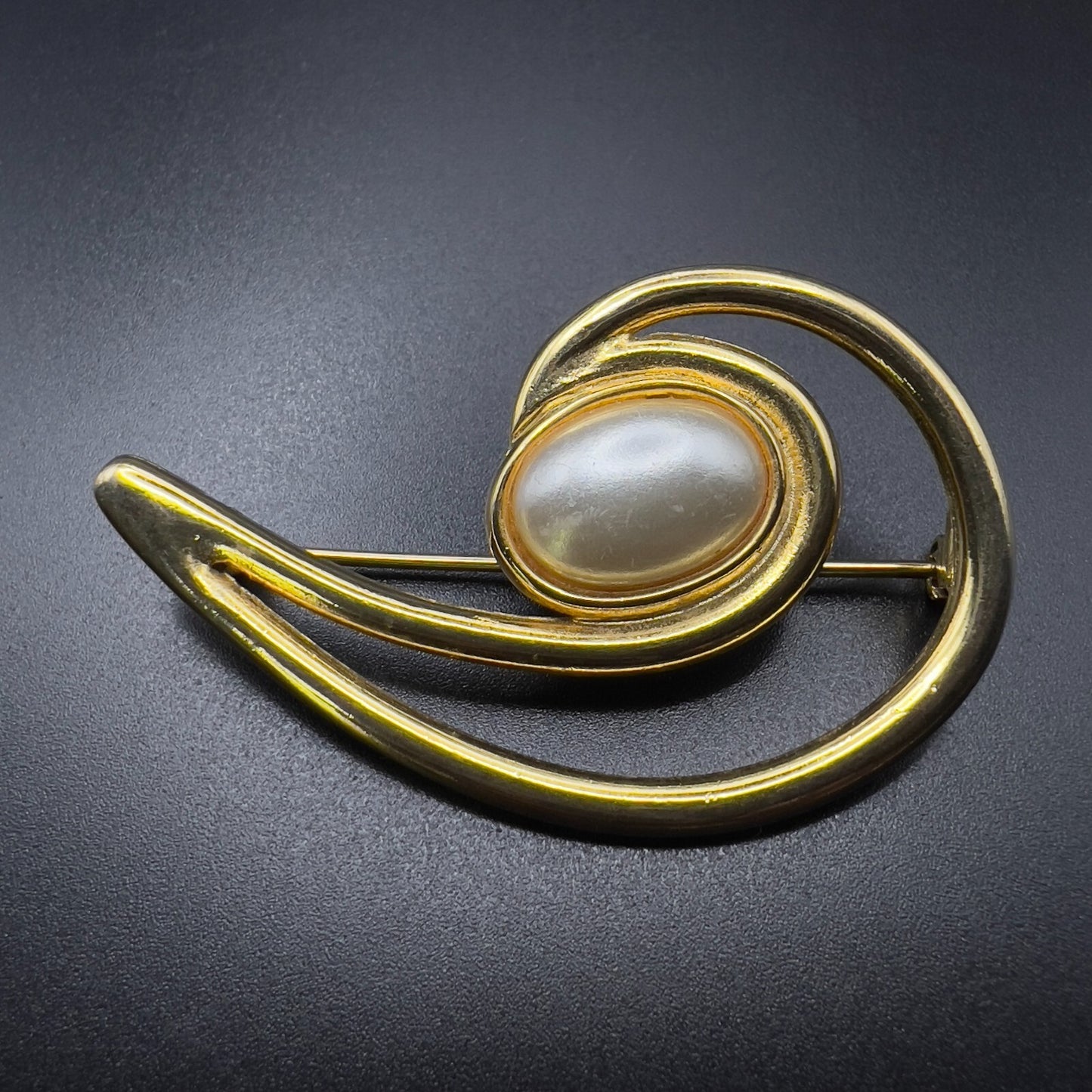 Vintage Tear Drop Brooch Openwork Gold-Toned & Faux Pearl Pin