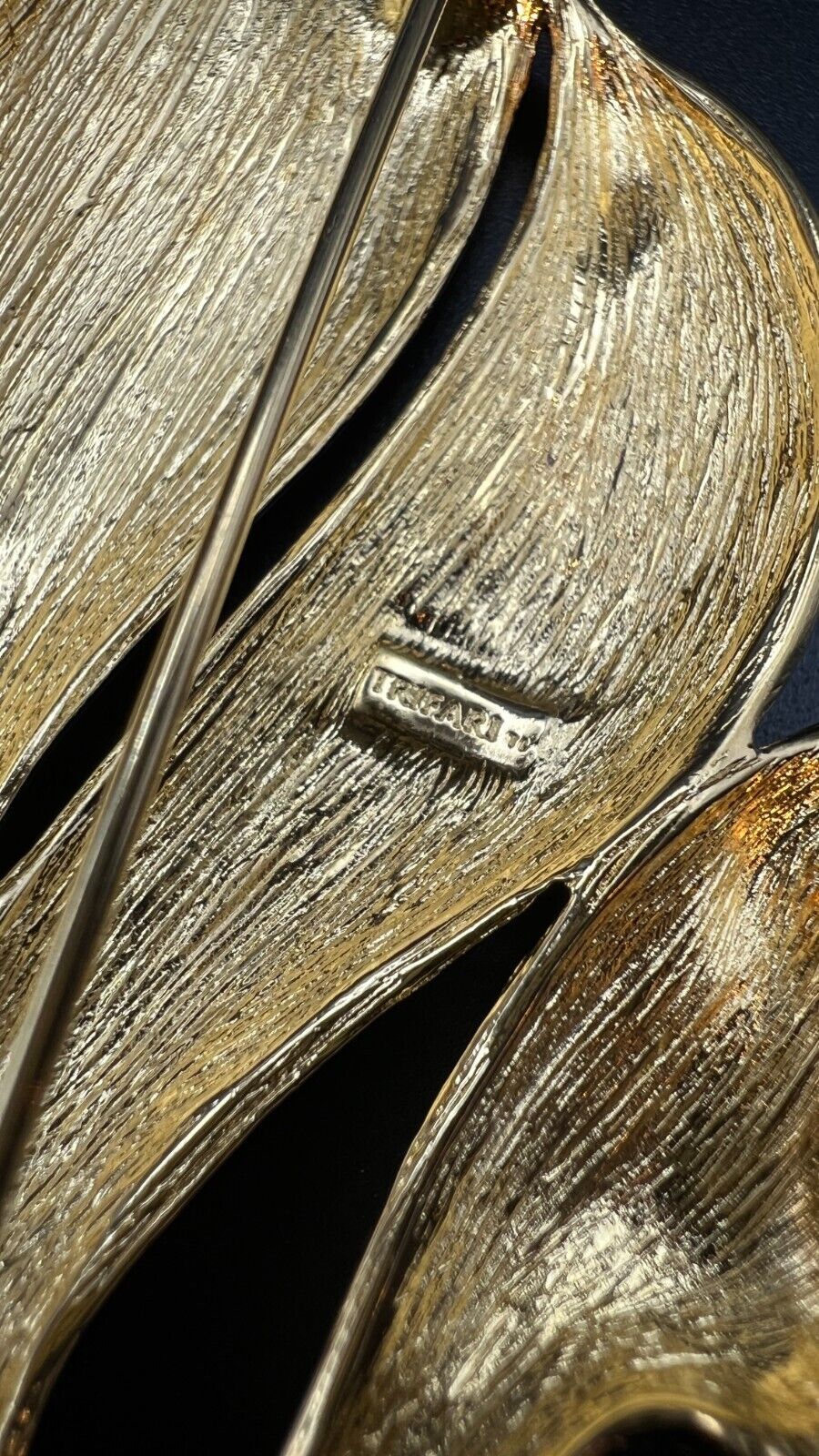 Vintage Beautiful Large Signed TRIFARI Gold-Toned Leaf Brooch Pin