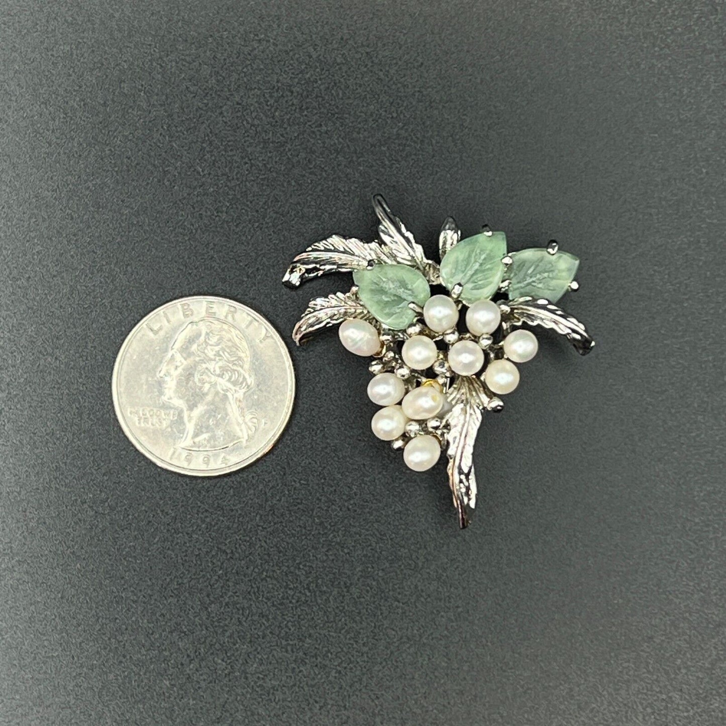 Vintage Beautiful Jade and Pearls Silver-Toned Grape Cluster Pendant Brooch Pin