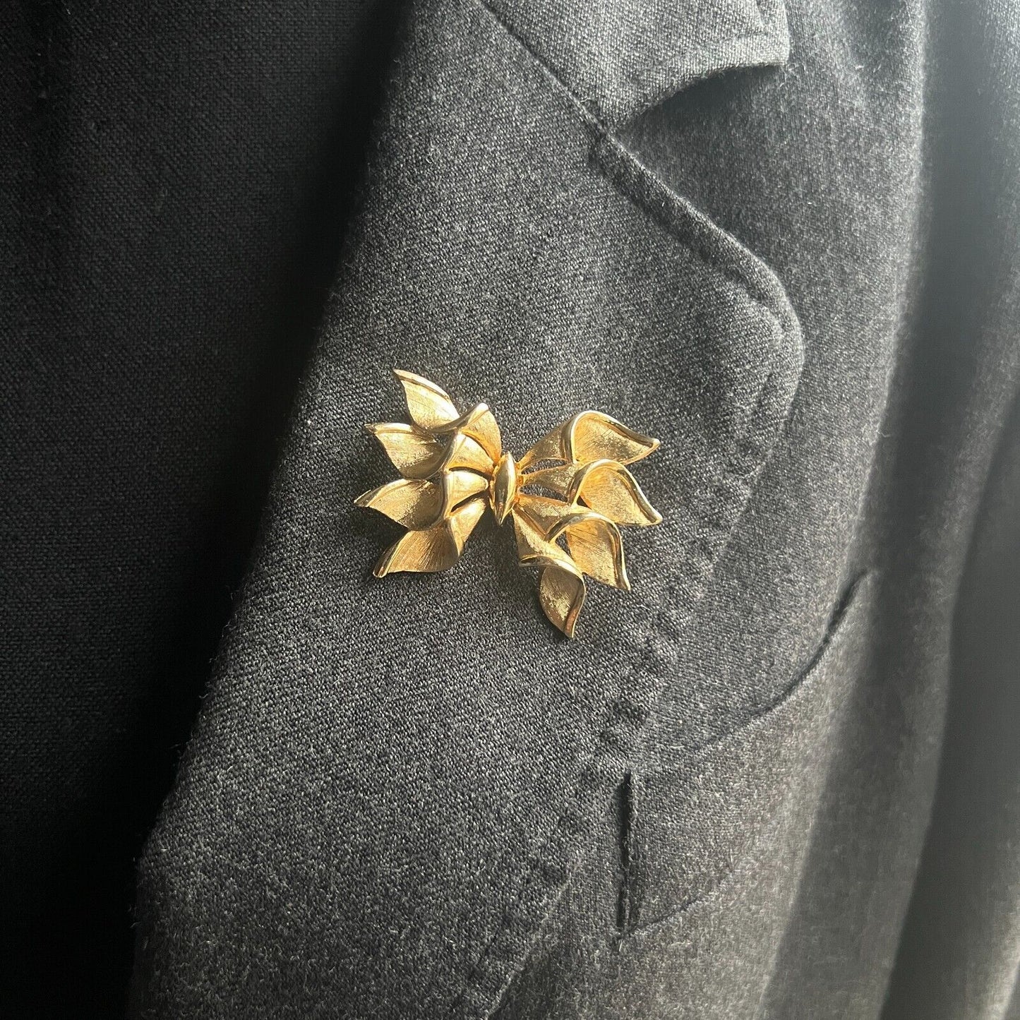 Vintage Gold-Toned Signed Francois Unique Ribbon Bow Brooch Pin