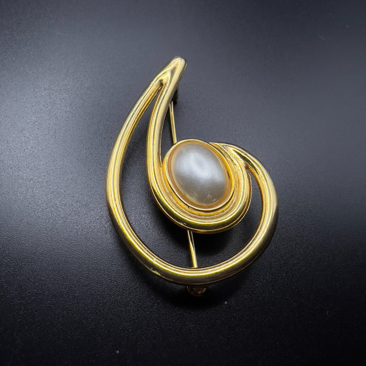 Vintage Tear Drop Brooch Openwork Gold-Toned & Faux Pearl Pin