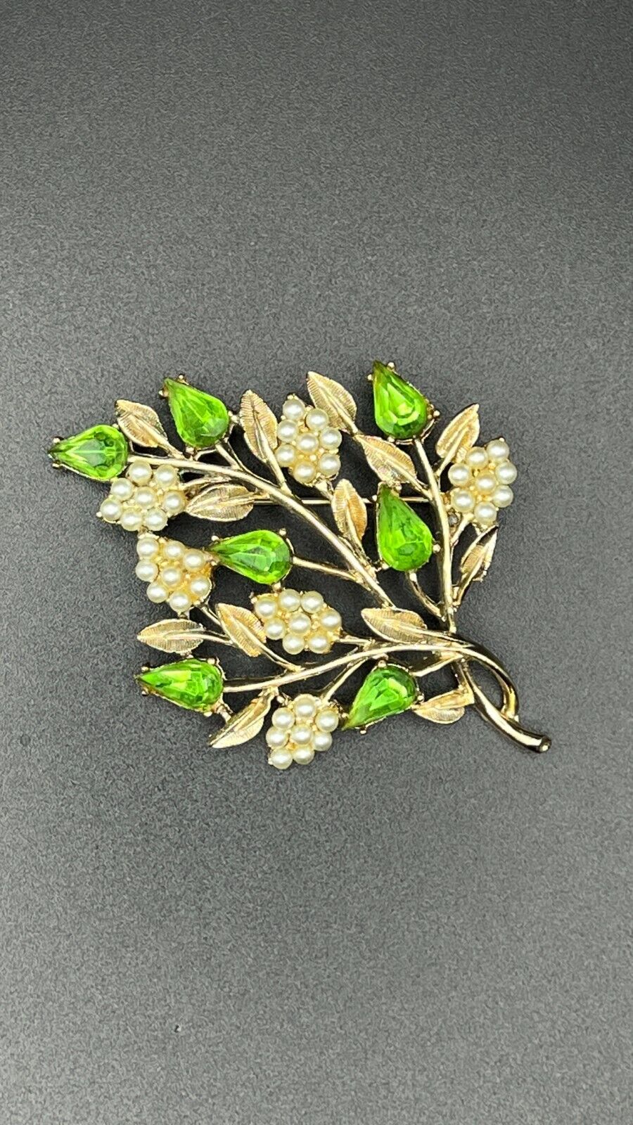 Vintage IIW 30 ST INC DODDS Gold Leaf with Pearl & Green RHINESTONES Brooch Pin