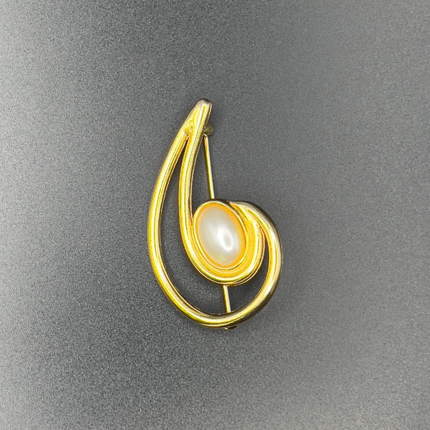Vintage Tear Drop Brooch Openwork Gold-Toned & Faux Pearl Pin