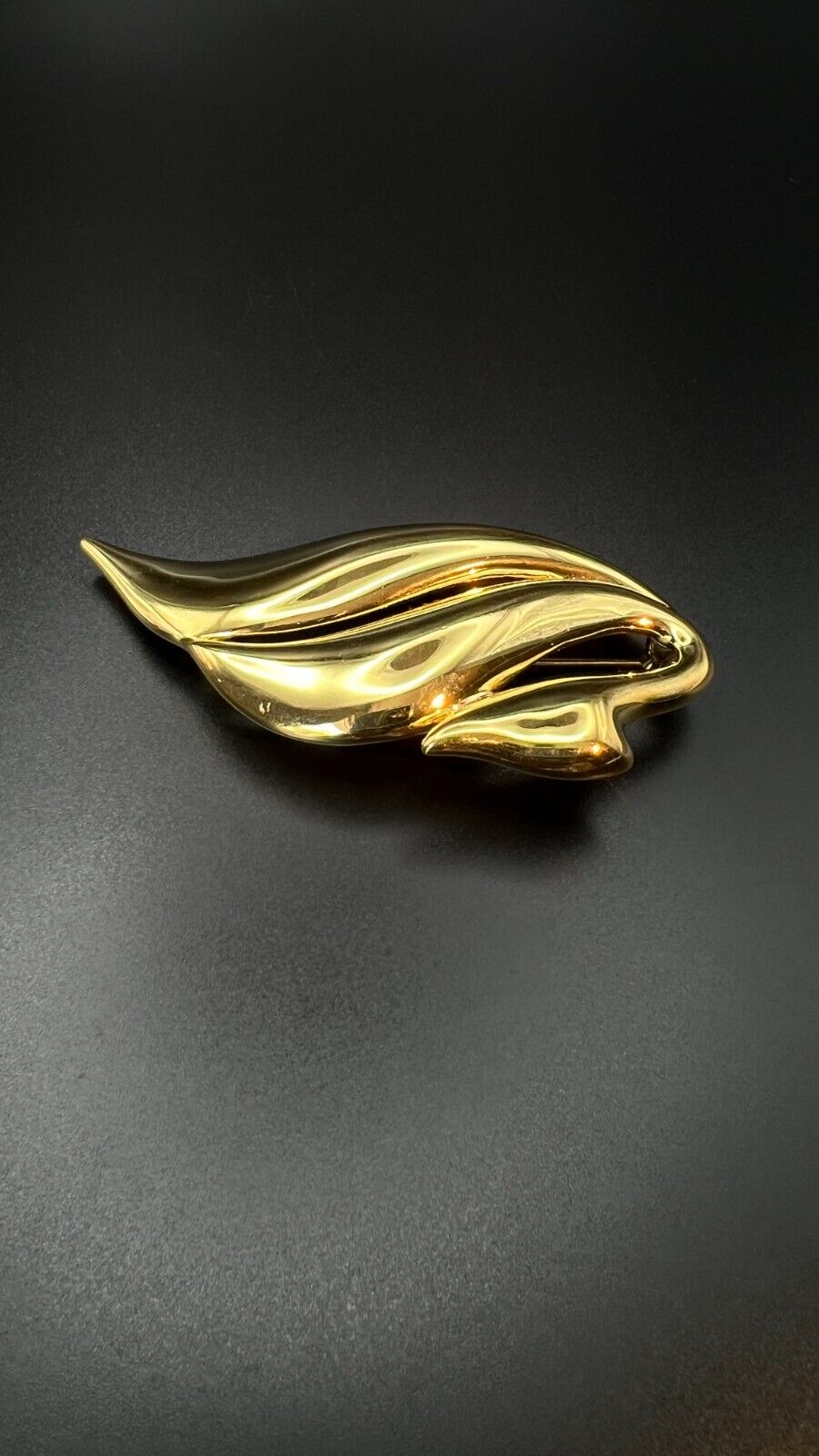 Vintage Beautiful Large Signed TRIFARI Gold-Toned Leaf Brooch Pin