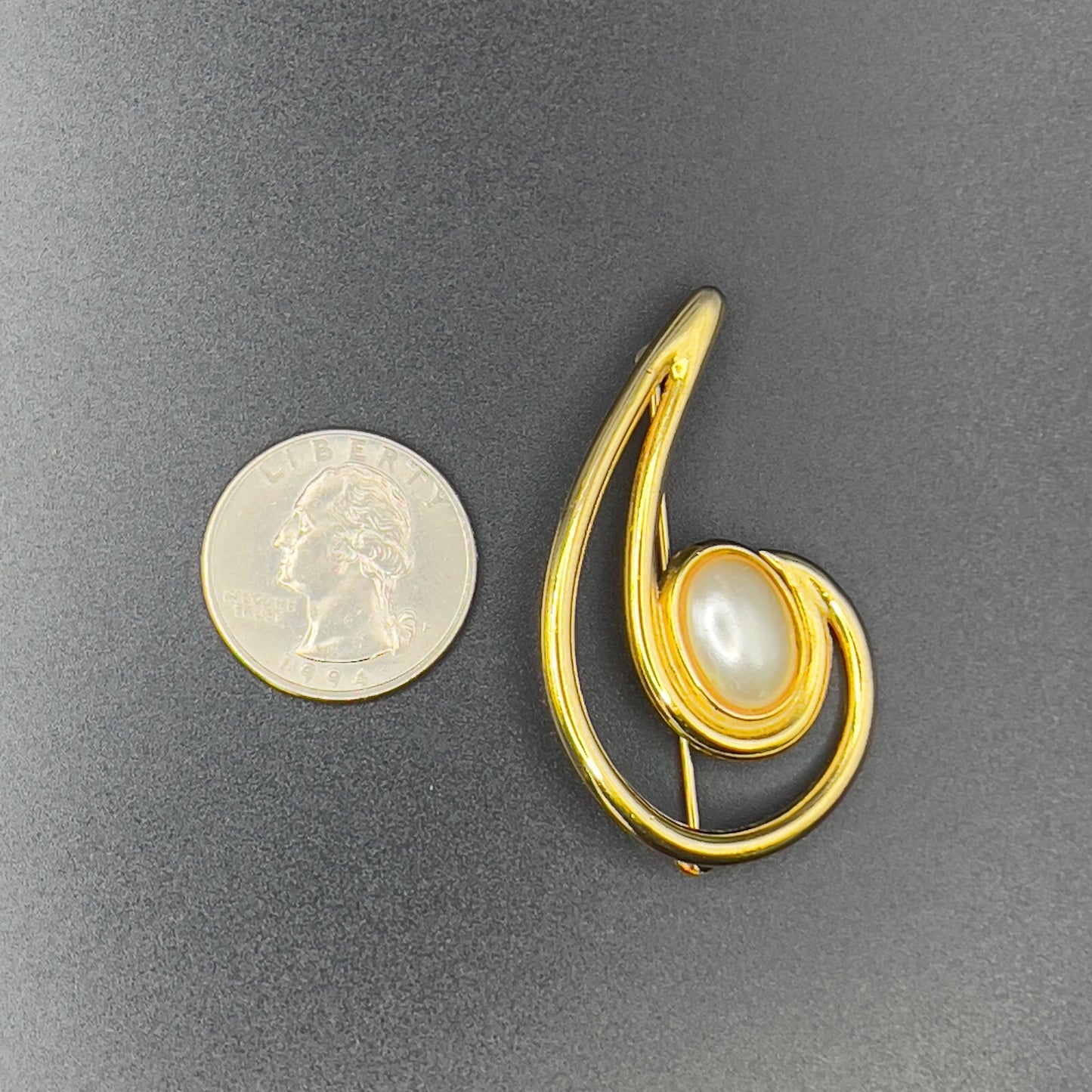 Vintage Tear Drop Brooch Openwork Gold-Toned & Faux Pearl Pin