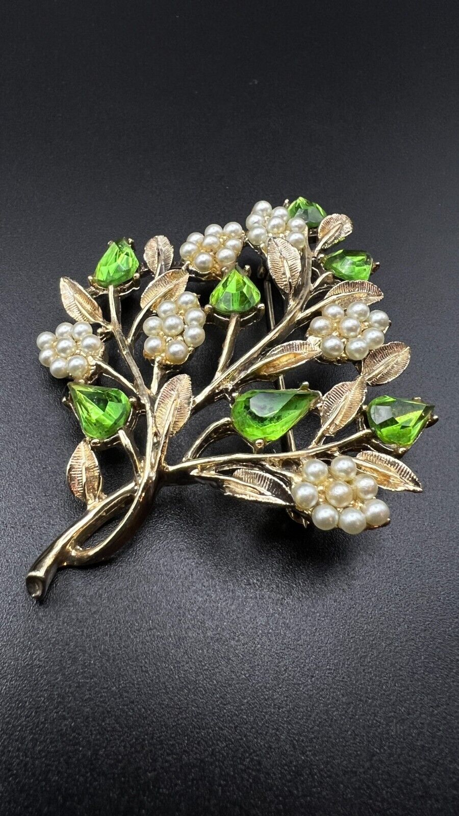 Vintage IIW 30 ST INC DODDS Gold Leaf with Pearl & Green RHINESTONES Brooch Pin