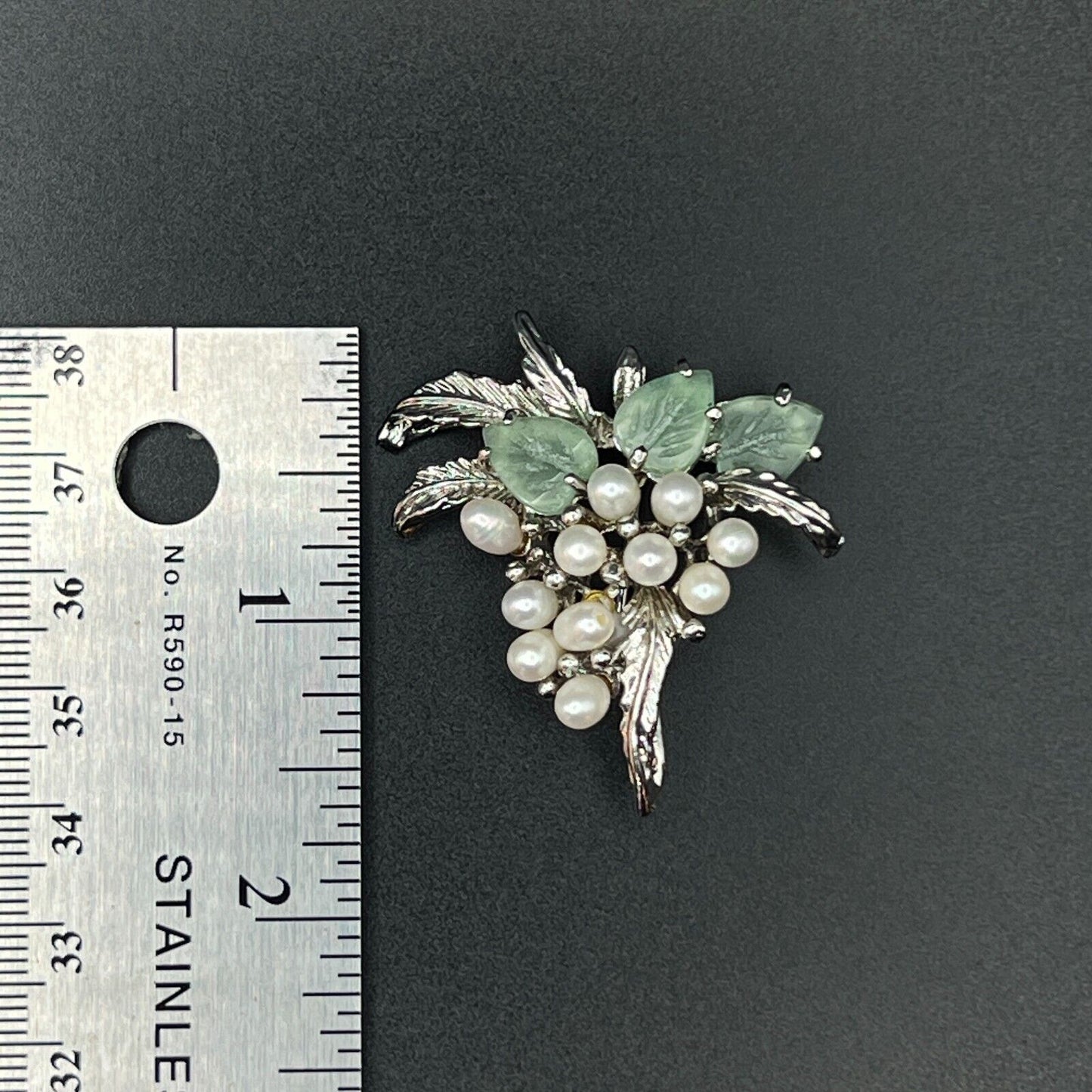 Vintage Beautiful Jade and Pearls Silver-Toned Grape Cluster Pendant Brooch Pin