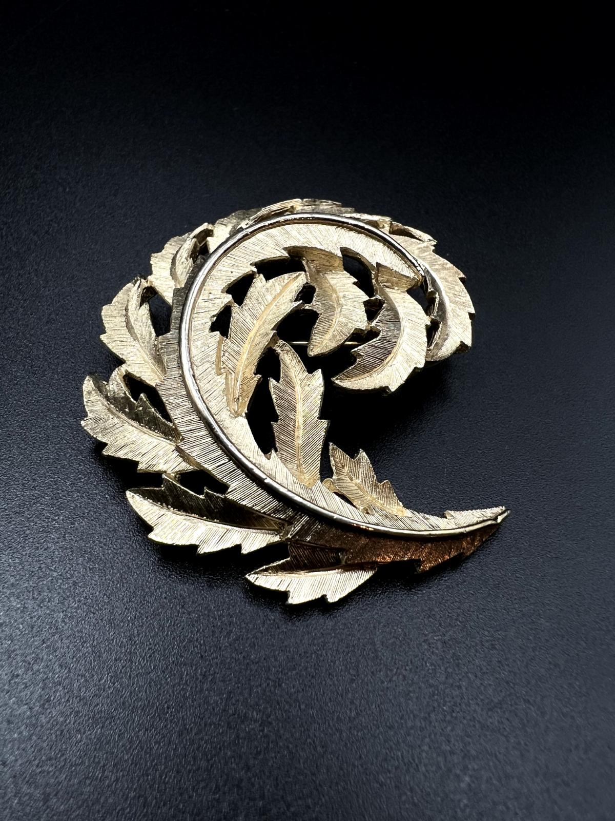 Vintage Signed CROWN TRIFARI gold-toned curled leaf Brooch Pin