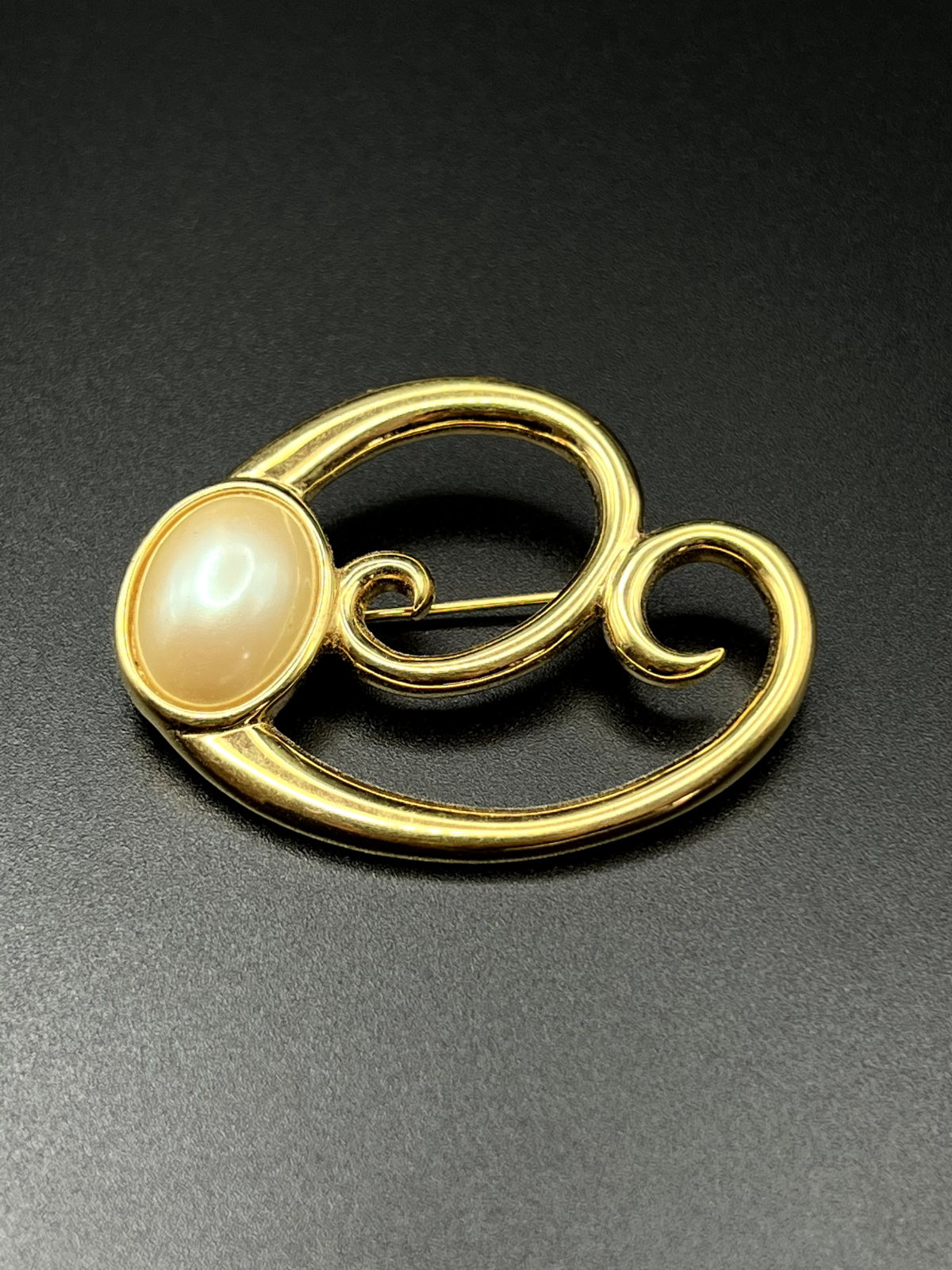 Vintage Monet Signed Gold Toned With A Large Flat Pearl Bead Brooch Pin