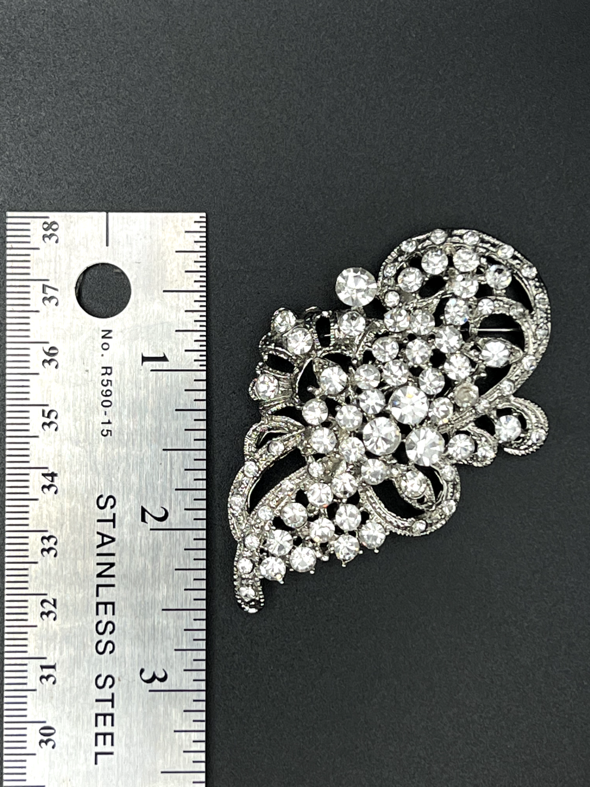 Vintage Stunning Silver-Toned Multi-Faceted Crystal Rhinestones Brooch Pin