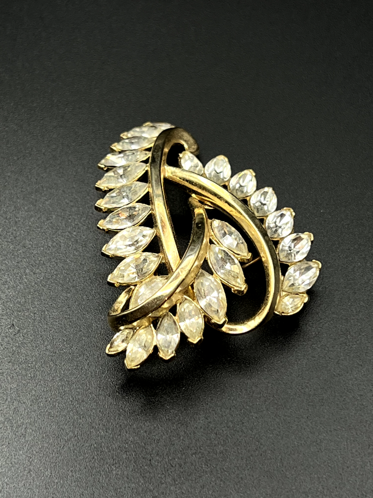 Vintage Signed CROWN TRIFARI Gold-Toned Crystal Rhinestones Heart Brooch Pin