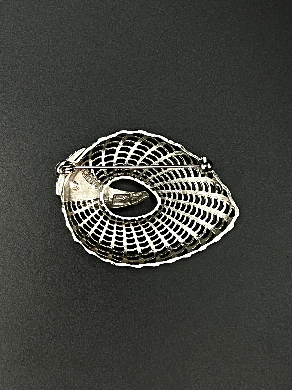 Vintage Signed Trudy Lee Leaf-Like Shaped Silver-Tone Mesh Patterned Brooch Pin