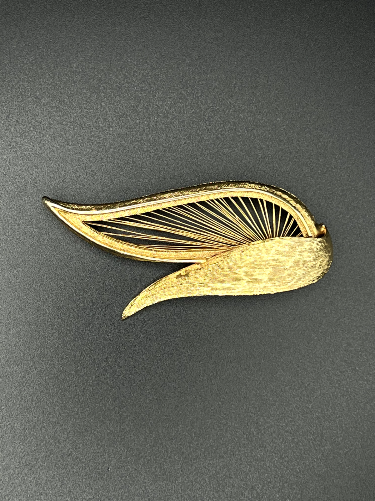 Vintage MONET Brushed and Stringed Leaf Gold-Toned Brooch Pin