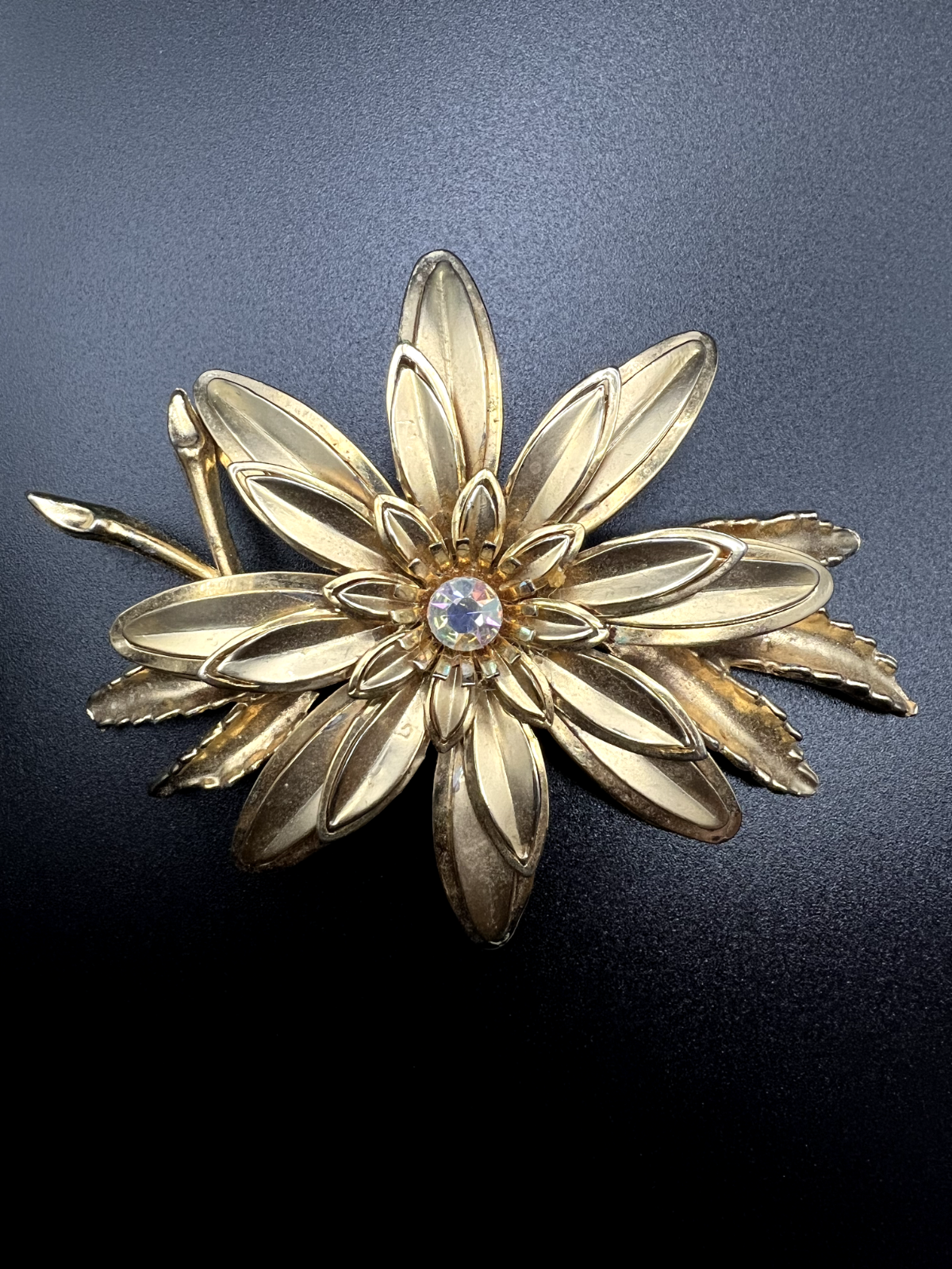 Vintage Large Beautiful Gold-Toned Flower With A Crystal Rhinestone Brooch Pin