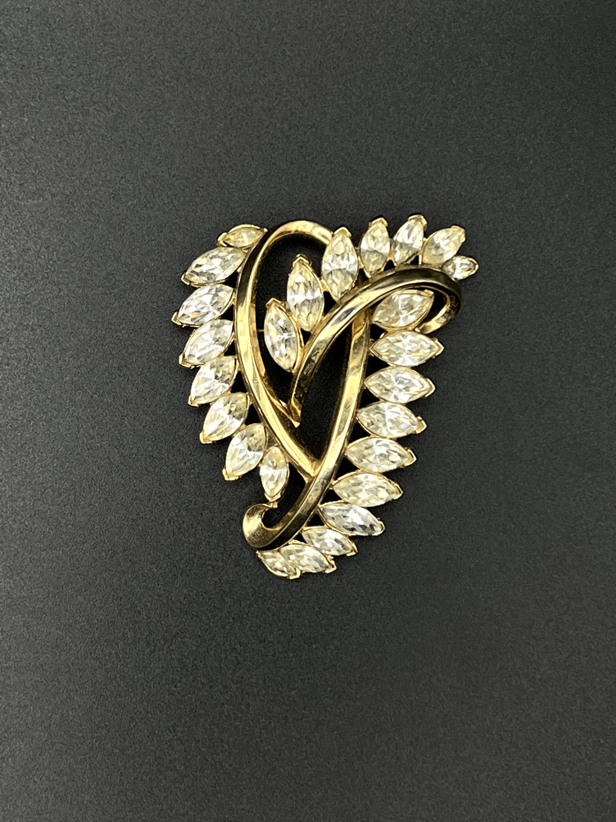 Vintage Signed CROWN TRIFARI Gold-Toned Crystal Rhinestones Heart Brooch Pin