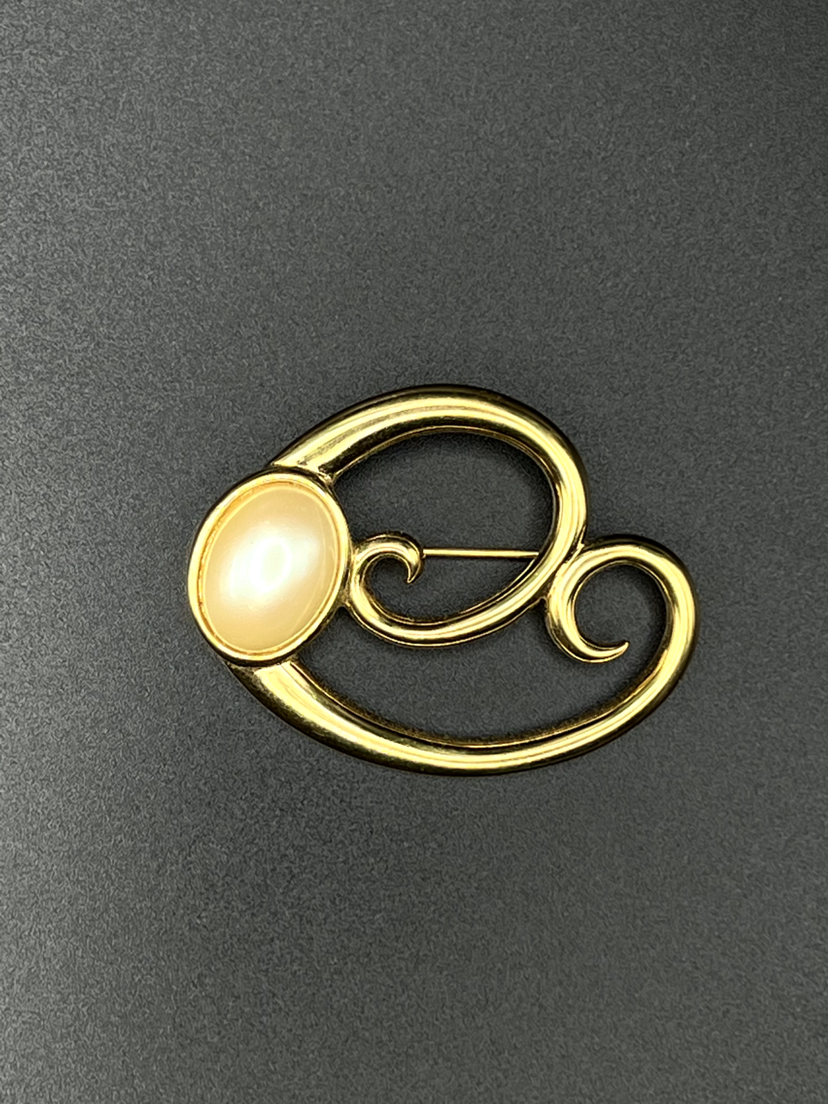 Vintage Monet Signed Gold Toned With A Large Flat Pearl Bead Brooch Pin