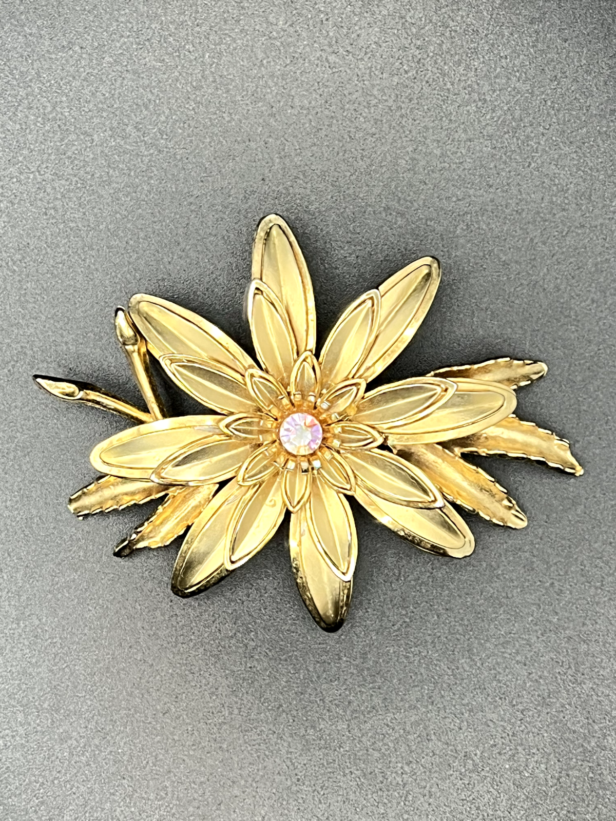 Vintage Large Beautiful Gold-Toned Flower With A Crystal Rhinestone Brooch Pin