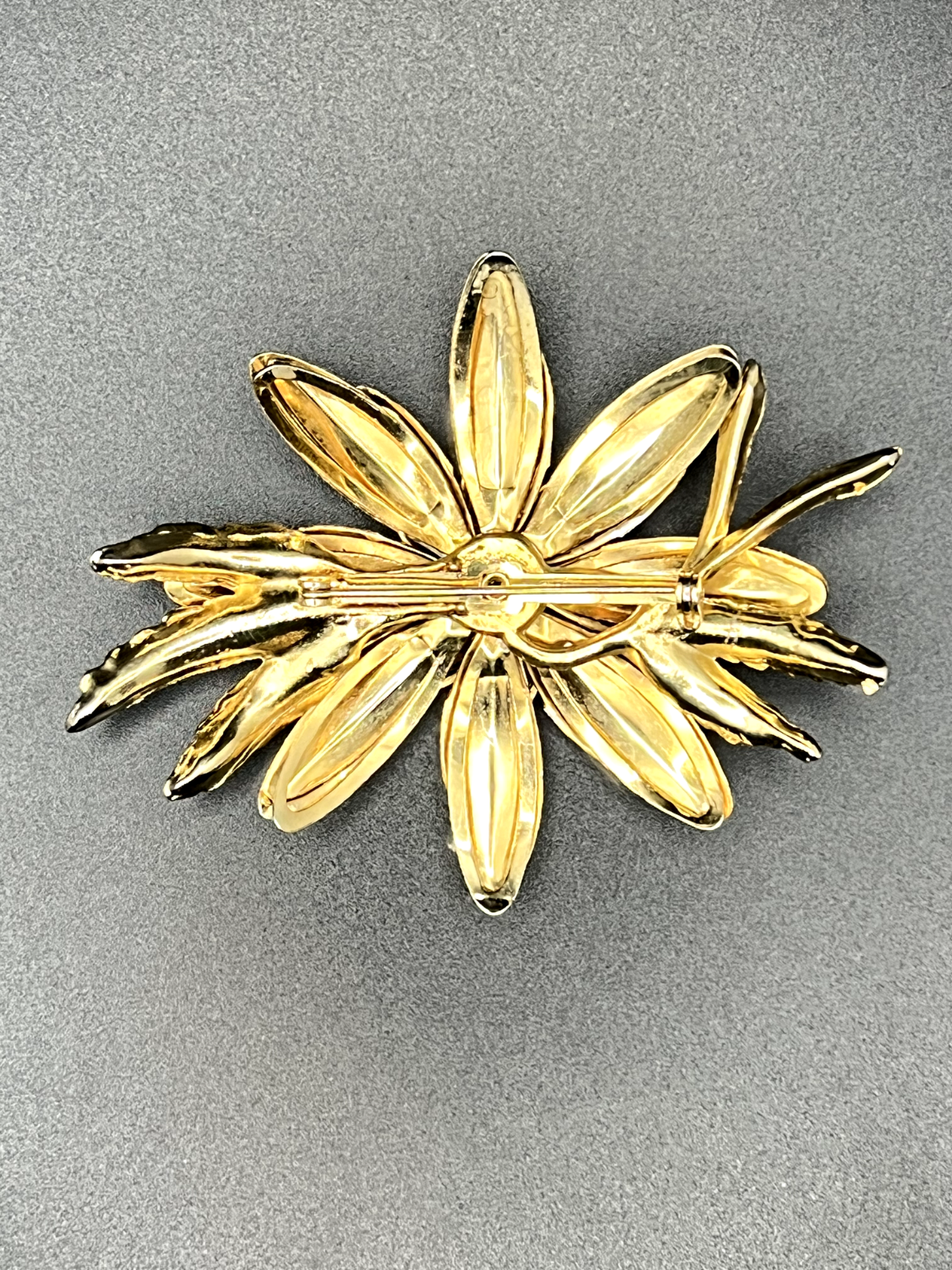 Vintage Large Beautiful Gold-Toned Flower With A Crystal Rhinestone Brooch Pin