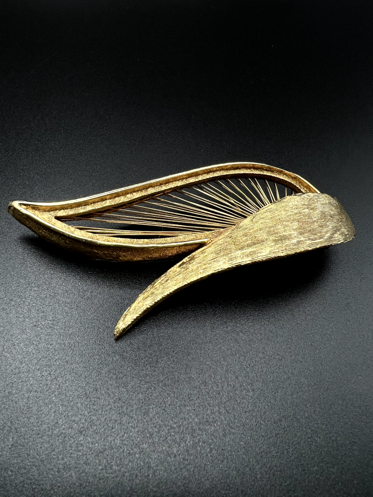 Vintage MONET Brushed and Stringed Leaf Gold-Toned Brooch Pin