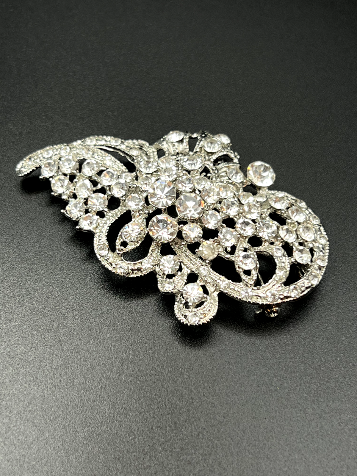 Vintage Stunning Silver-Toned Multi-Faceted Crystal Rhinestones Brooch Pin